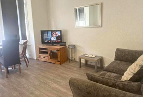 Homely & Warm 2BR - City Centre! Contractors are welcome! Walking Distance to High Street & C2C by EverHome ltd